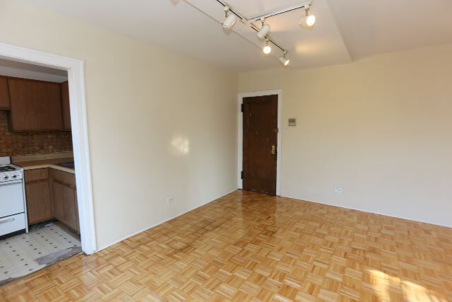 Building Photo - 629 W Belmont Ave