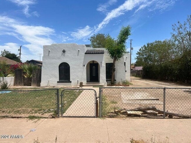 Building Photo - MOVE IN SPECIALS,  INTERESTED? Located in the historic downtown district.