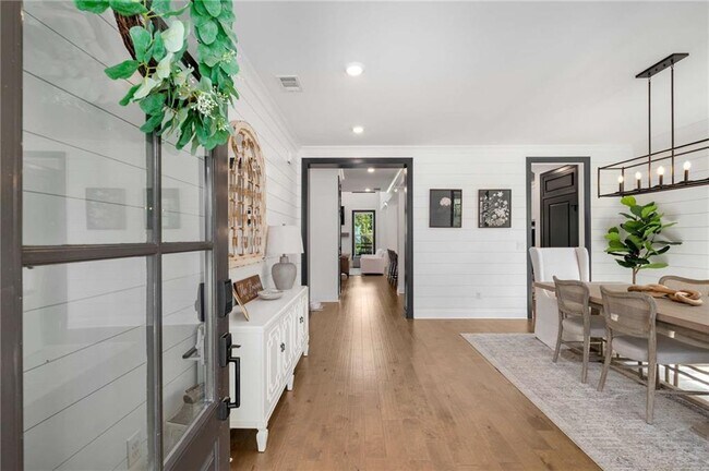 Building Photo - 520 Walden Glen Ln