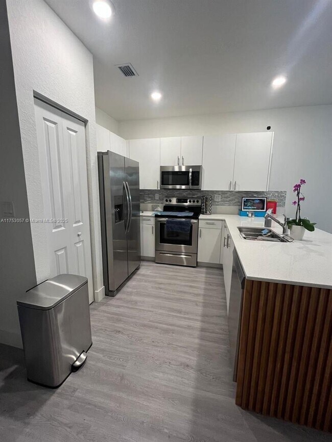 Building Photo - 4 bedroom in Miami Gardens FL 33169