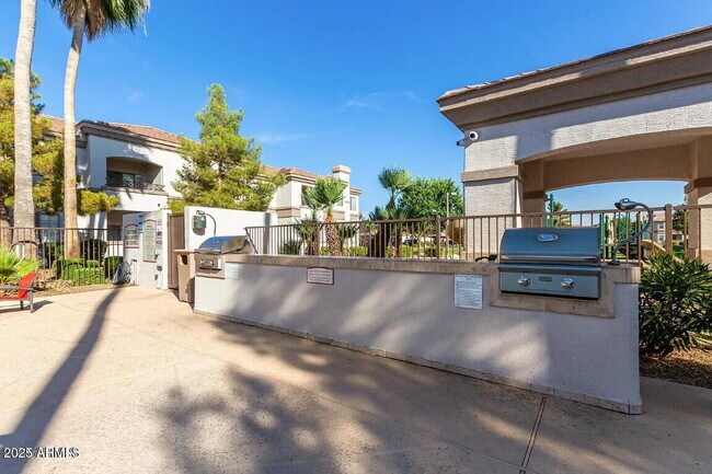 Building Photo - Fully furnished 2 bedroom 2 bathroom unit ...