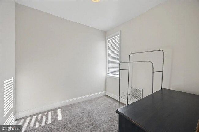 Building Photo - Modern 3-Bedroom Rowhome with Backyard Pat...