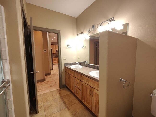 Building Photo - Single Level 4 Bedroom 3 Bath Beauty