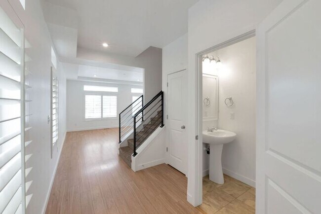 Building Photo - Like New Chic, Modern Spotless w 2 car attached