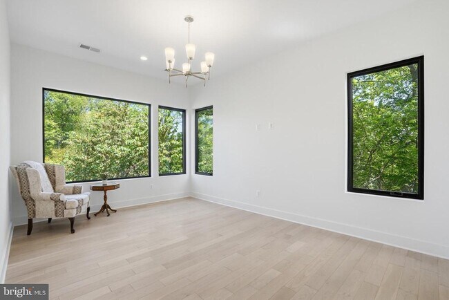 Building Photo - 1513 Oakview Dr