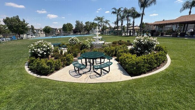 Building Photo - 2 bedroom 1.5 bathroom townhome located in a gated community near Hosking Ave/ S. Union Ave