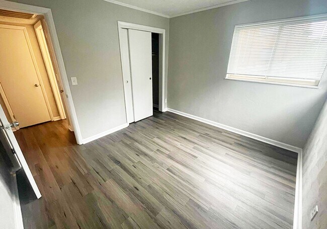 Building Photo - 563 Lowell Ave