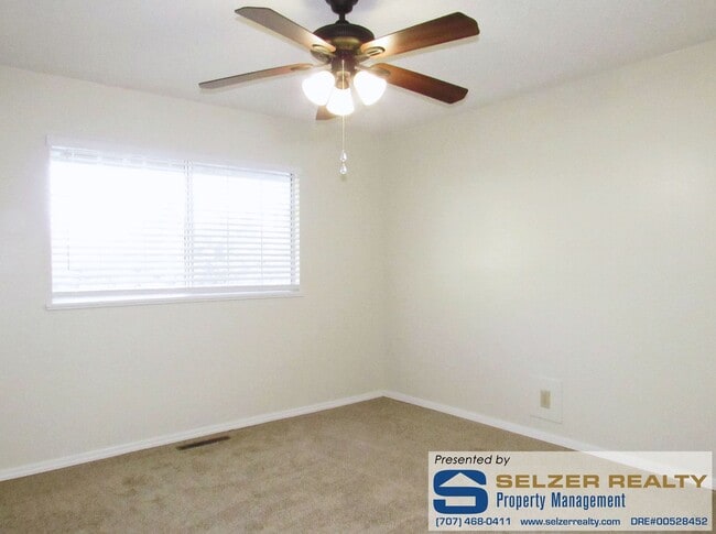 Building Photo - Recently renovated & roomy 3+ bedroom home...