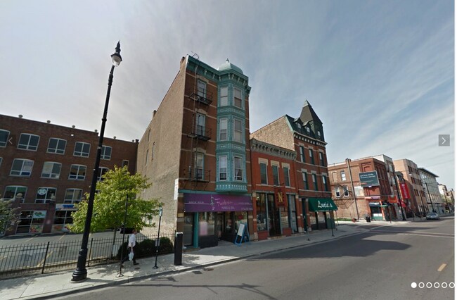Building Photo - 1823 W North Ave