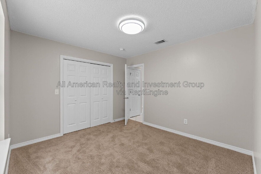 Building Photo - 216 Lustan Dr