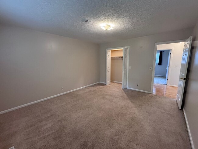 Building Photo - 1709 Oak Hill Dr S