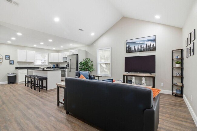 Building Photo - 810 Carson St