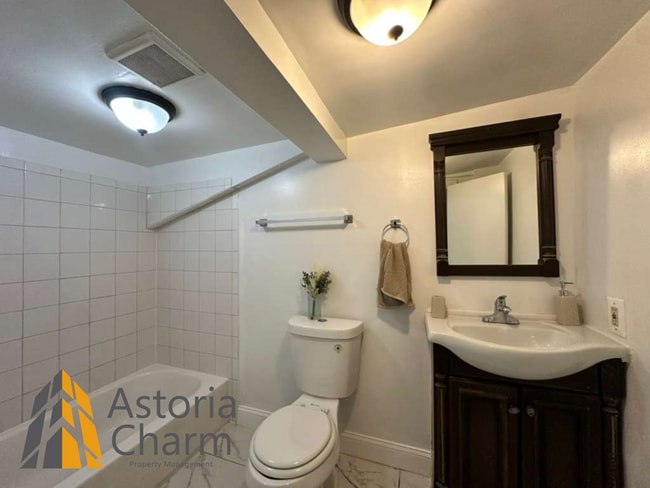 Building Photo - 4 Bedrooms and Fenced Yard in a Desirable Neighborhood