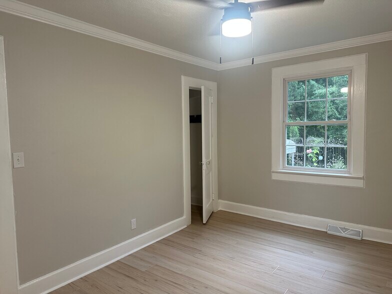 Building Photo - 10 W Wilburn Ave