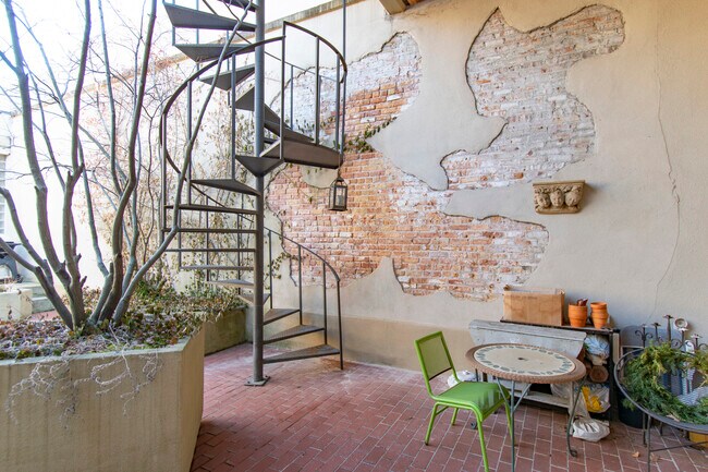 Building Photo - 537 Custer Ave