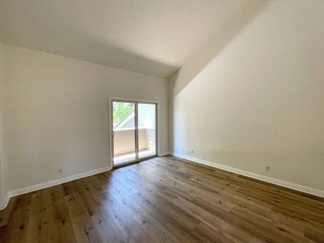 Building Photo - Updated 2 bedroom townhome in Manhattan Vi...