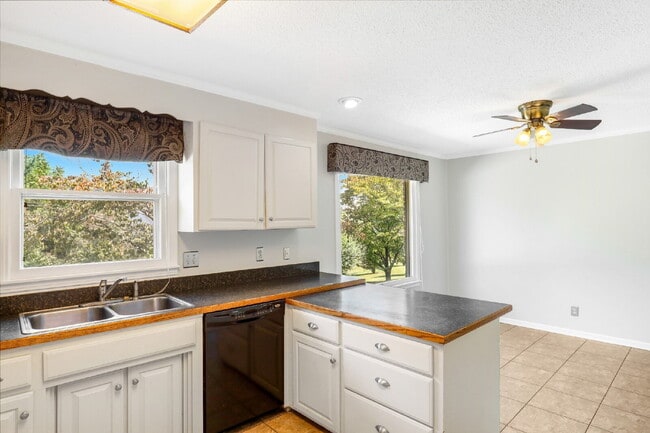 Building Photo - 3 Bedroom/2 Bathroom Home in Springfield