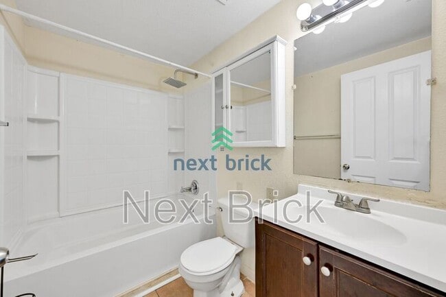 Building Photo - 701 S Kenyon St