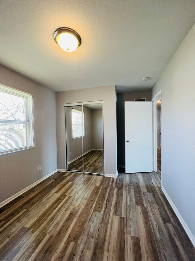 Building Photo - KHR-2708-48-S