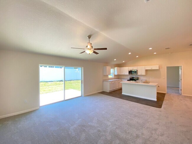 Building Photo - Desirable Citrus Springs Neighborhood 4/2/2 *WON'T LAST*