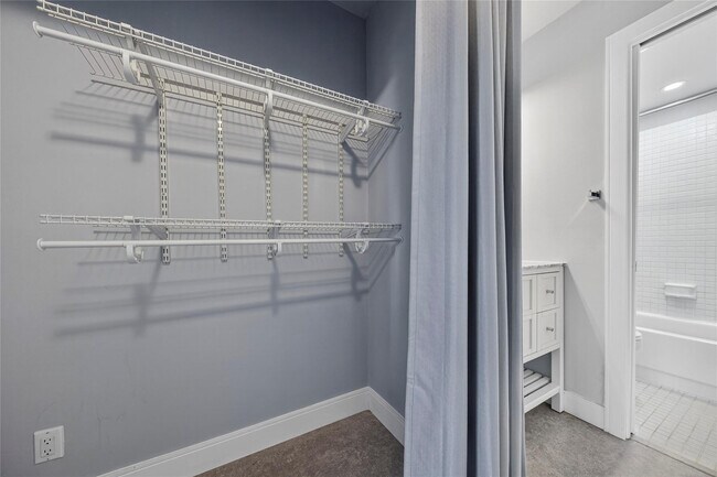 Building Photo - 1800 N Andrews Ave