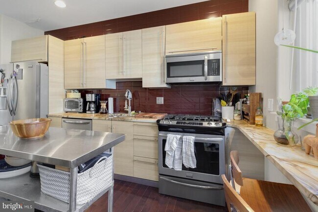 Building Photo - 221 W Girard Ave