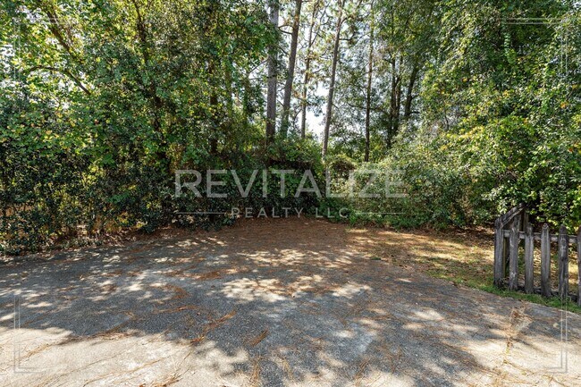 Building Photo - Beautifully Preserved 4 Bd / 3 Ba Vintage ...
