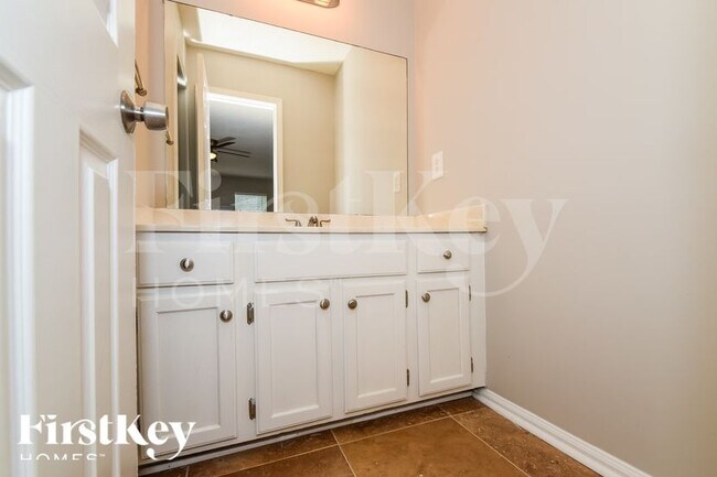 Building Photo - 122 Carriage Dr