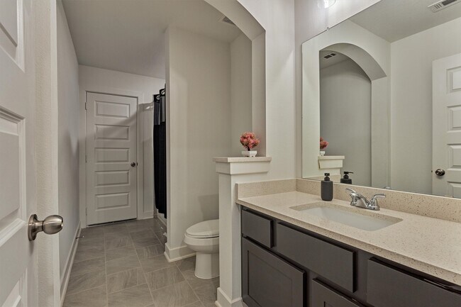 Building Photo - 407 Tulip Tree Ct