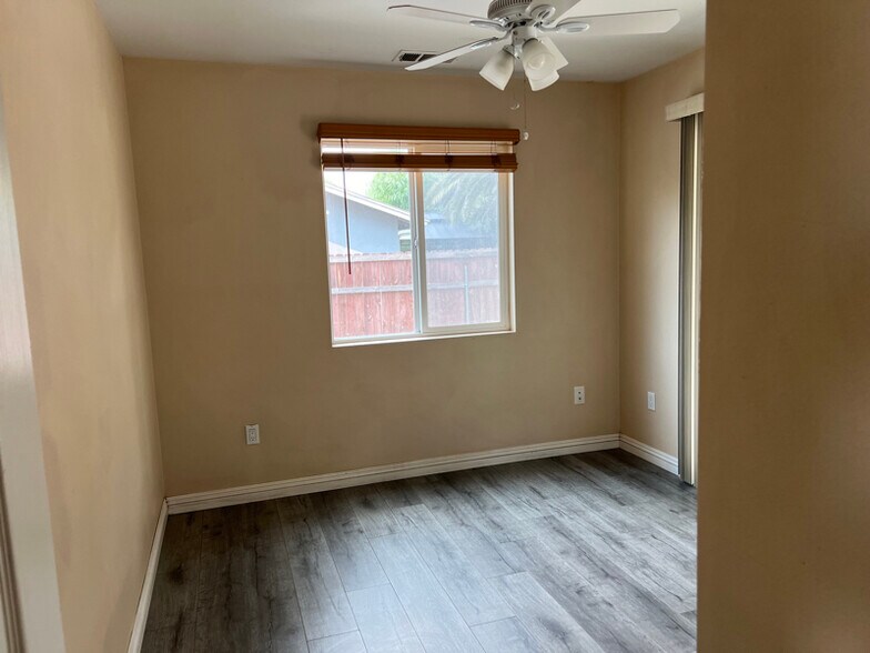 Building Photo - 10627 Lind Ave