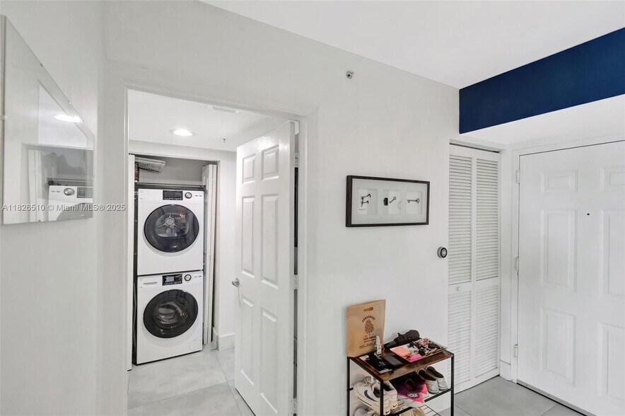 Building Photo - 1155 Brickell Bay Dr