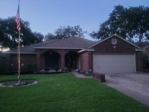 Building Photo - 2220 Castle Dr