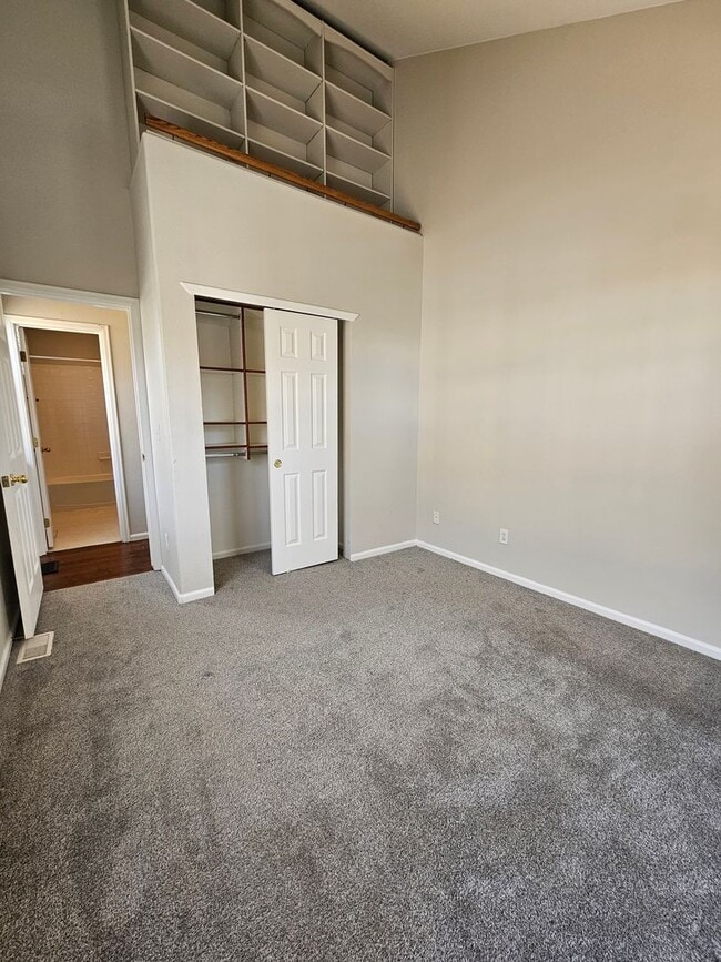 Building Photo - Stunning Highlands Ranch Townhome