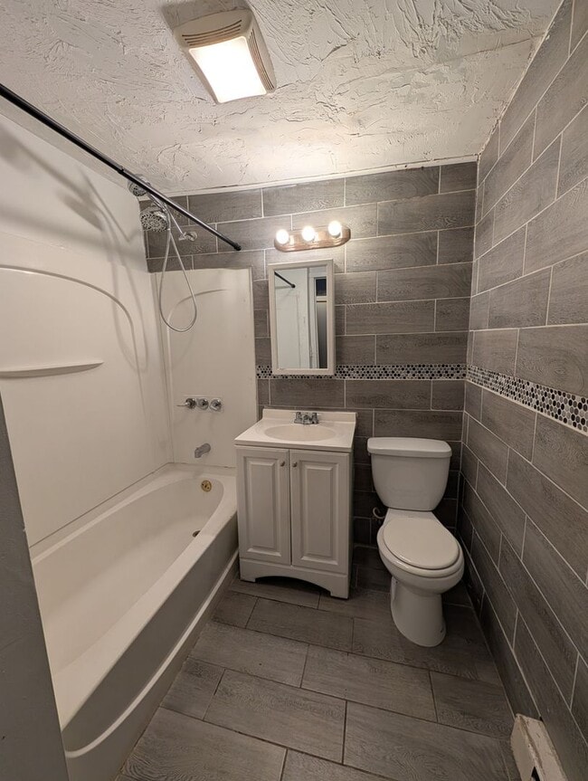 Building Photo - 630 Main St