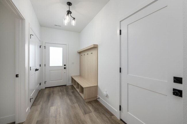 Building Photo - 4607 Pine Crest Dr
