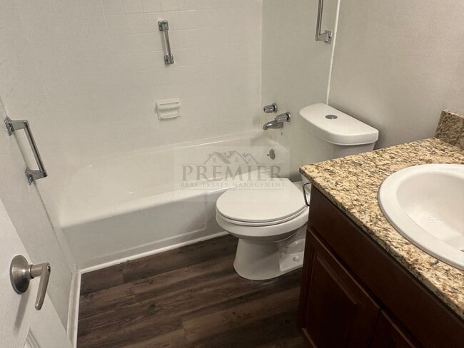 Building Photo - Updated 1 bed / 1 bath apartment - 60 West...