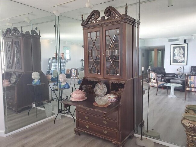 Building Photo - 1050 Longboat Club Rd