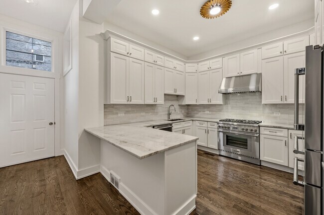 Building Photo - 2107 N Clark St