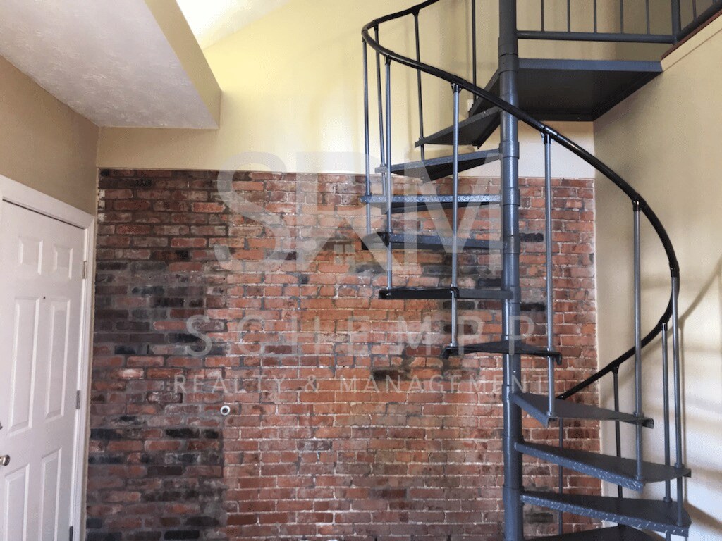 Building Photo - 809 E Maple St