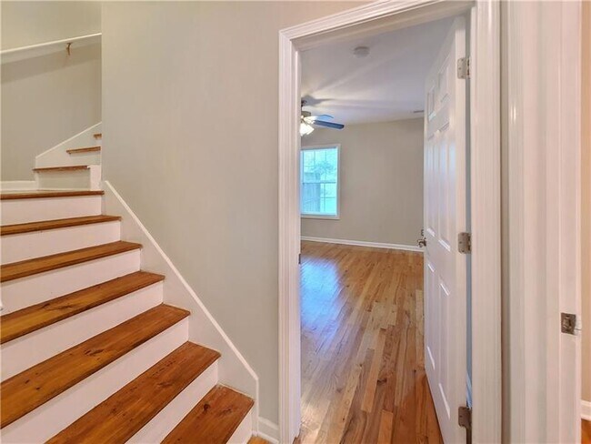 Building Photo - 140 Brook Cir SE