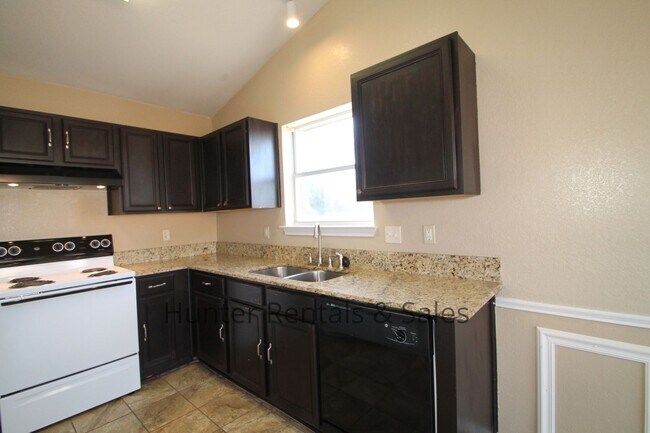 Building Photo - Comfortable 3-Bedroom Home in the Stratfor...