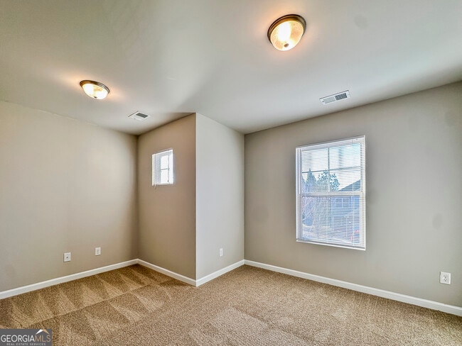 Building Photo - 182 Daisy Cir