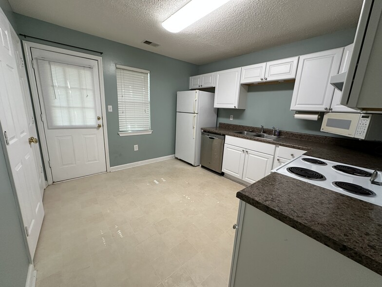 Building Photo - 100 WOODSTONE Dr