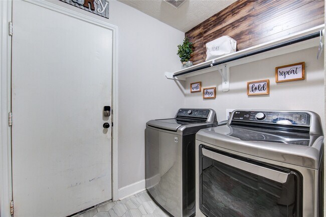 Building Photo - 5143 W Harrow Dr