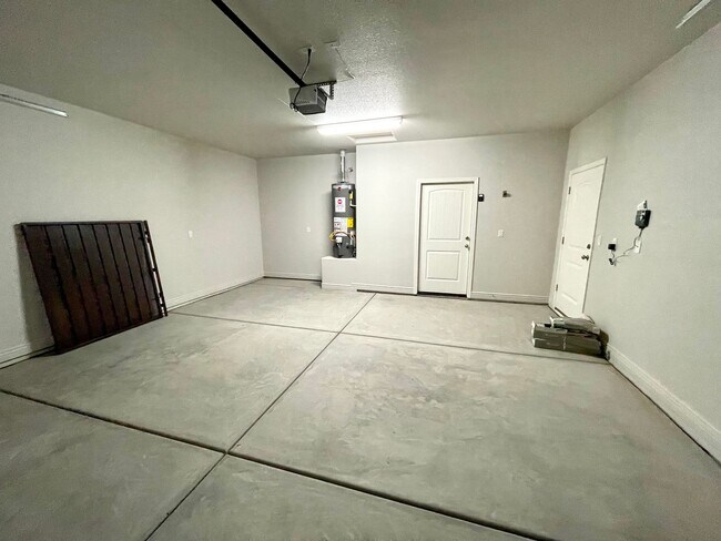 Building Photo - Beautiful 3 Bedroom 2 Bathroom Home! *HOME IS CURRENTLY OCCUPIED, PLEASE DO NOT DISTURB THE TENANT*