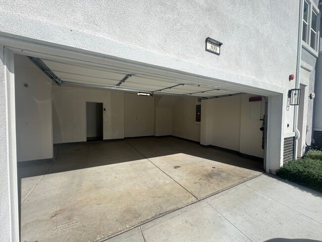 Building Photo - 2 Bedrooms 2.5 Bathrooms condo