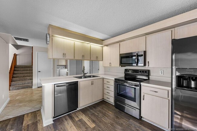Building Photo - 2905 SW Lakemont Pl