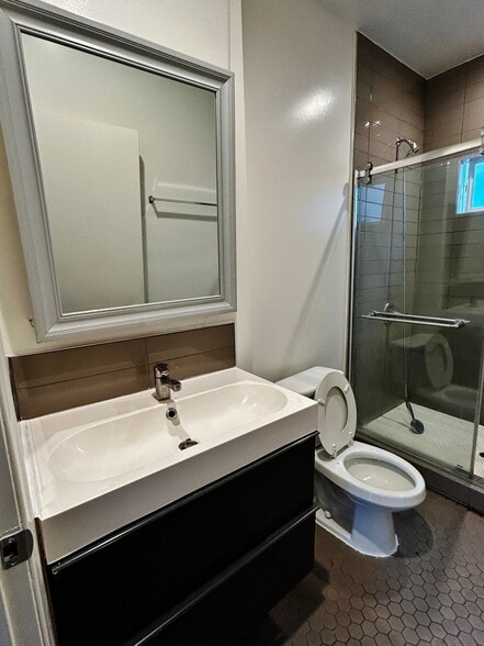 Building Photo - 806 N Poinsettia Pl
