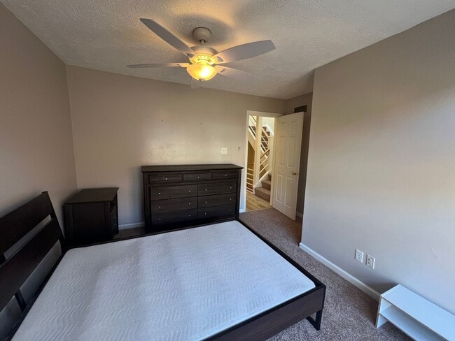 Building Photo - Beautiful 3 Bed/ 3 Bath Townhome in Privat...