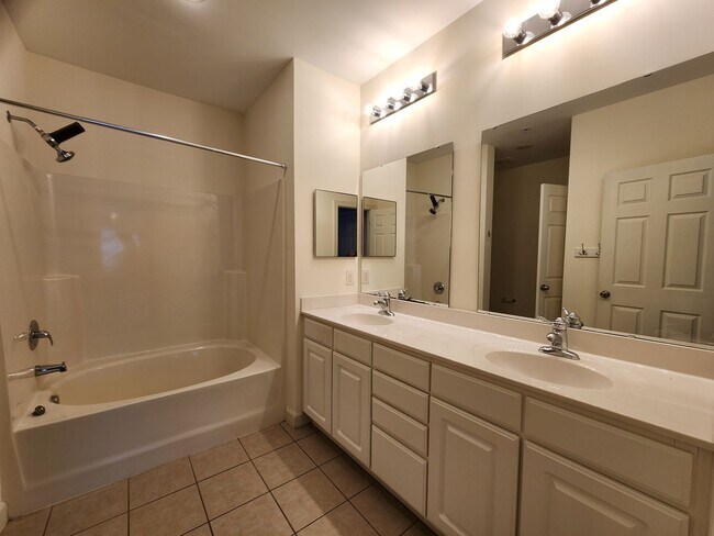 Building Photo - 2 Bedroom | 2 Bath Condo with Garage in Bellingham Park